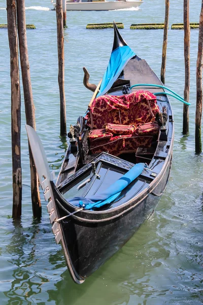 Góndola vacía en el muelle de Venecia, Italia — Foto de Stock