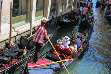 Gondol Venedik, İtalya'nın kanal üzerinde turist
