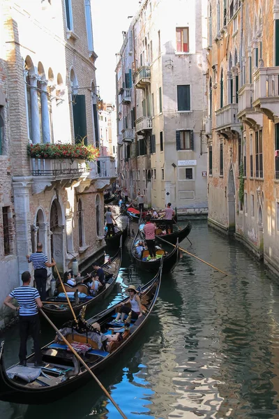 Туристы в гондолах на канале Венеции, Италия — стоковое фото