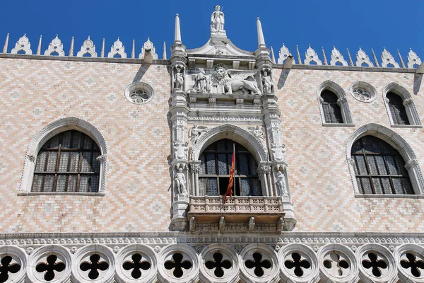 Fasáda ze slavných Dóžecí palác v Benátkách, Itálie — Stock fotografie