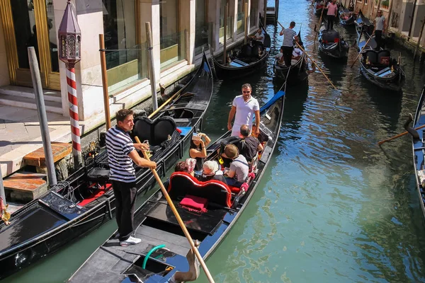 Tourists in gondolas on canal of Venice, Italy — Stock Photo, Image