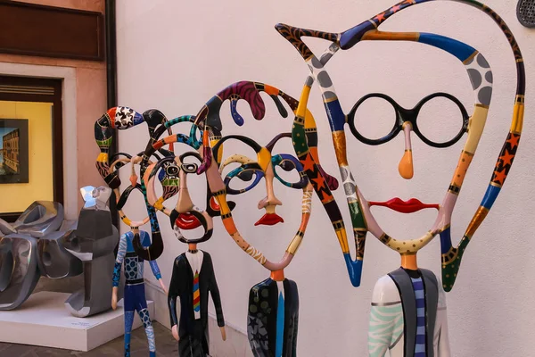 Figuras dos Beatles pelo escultor Dorit Levinstein em galle de arte Fotografia De Stock