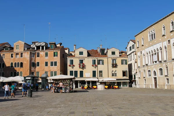Toeristen op Sant Anzolo plein in Venetië, Italië — Stockfoto