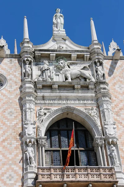 Fasada słynnego pałacu w Wenecji, Włochy — Zdjęcie stockowe