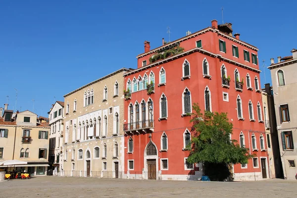 Oude gebouwen op Sant Anzolo plein in Venetië, Italië — Stockfoto