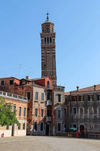 Toeristen op Sant Anzolo plein in Venetië, Italië — Stockfoto