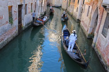 Gondol Venedik, İtalya'nın kanal üzerinde turist