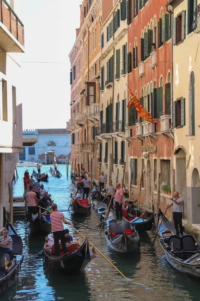 Toeristen in gondels op kanaal van Venetië, Italië — Stockfoto