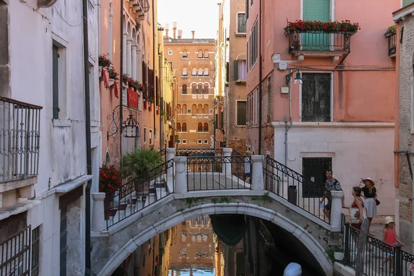 Turisti sul piccolo ponte del centro storico di Venezia, San Marco — Foto Stock