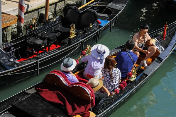 Turistas en góndolas en el canal de Venecia, Italia — Foto de Stock