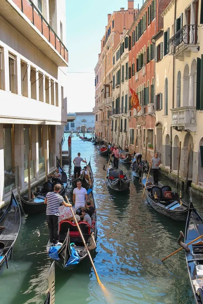 Turisti in gondole sul canale di Venezia — Foto Stock