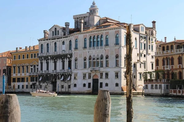 Personas en barco de recreo en el canal de Venecia, Italia — Foto de Stock