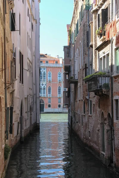 Calle de agua estrecha del centro histórico de Venecia, San Marco. Italia —  Fotos de Stock