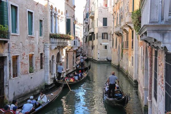 Turistas en góndolas en el canal de Venecia, Italia — Foto de Stock