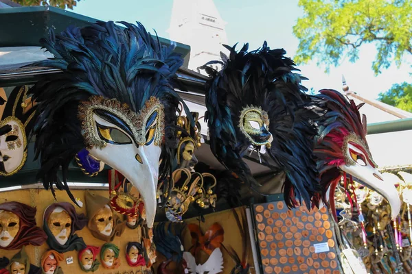 Máscaras venecianas tradicionales en la tienda de recuerdos de la calle en Venecia, I — Foto de Stock