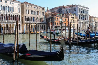 Gondol Grand canal iskelede turist. Venedik, İtalya