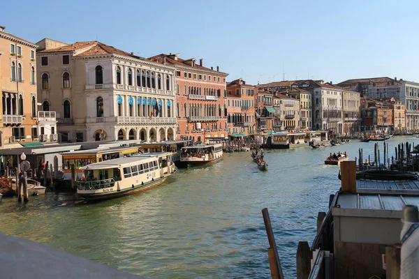 Uitzicht op het Canal Grande vanaf Rialto brug in Venetië, Italië — Stockfoto