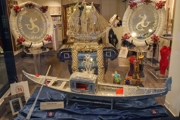 Lembranças tradicionais venezianas na galeria de presentes de Veneza, Itália — Fotografia de Stock