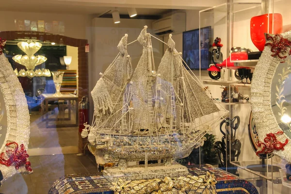 Souvenir tradizionali veneziani nella galleria di souvenir di Venezia — Foto Stock