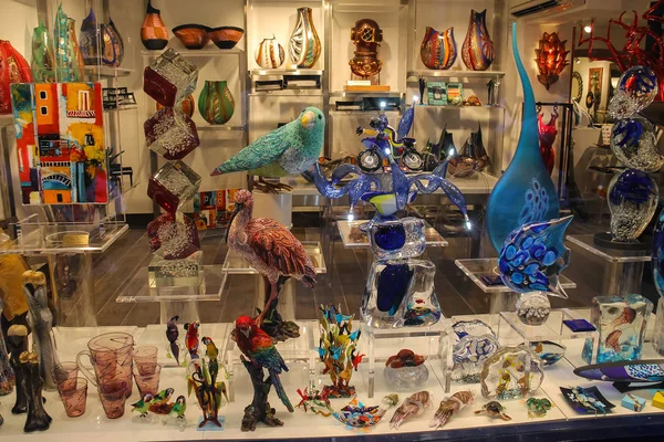 Traditionele Venetiaanse souvenirs in gift galerij van Venetië, Italië — Stockfoto