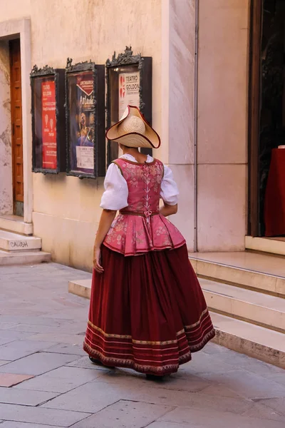 Женщина в историческом платье и шляпе на улице Венеция, Италия — стоковое фото