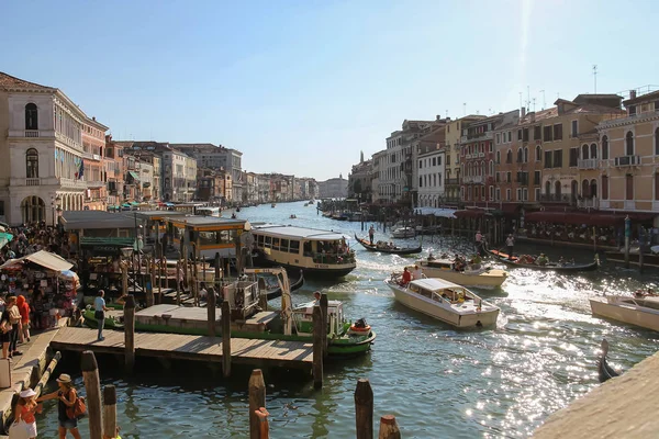 Θέα στο μεγάλο κανάλι από Γέφυρα Ριάλτο στη Βενετία, Ιταλία — Φωτογραφία Αρχείου