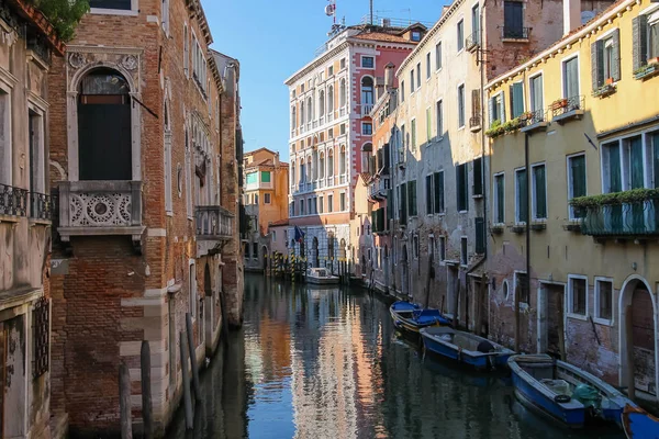Rue d'eau étroite du centre historique de Venise, Italie — Photo