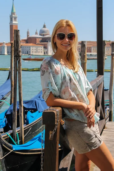 Vacker kvinna med långa blonda hår i Venedig, Italien — Stockfoto