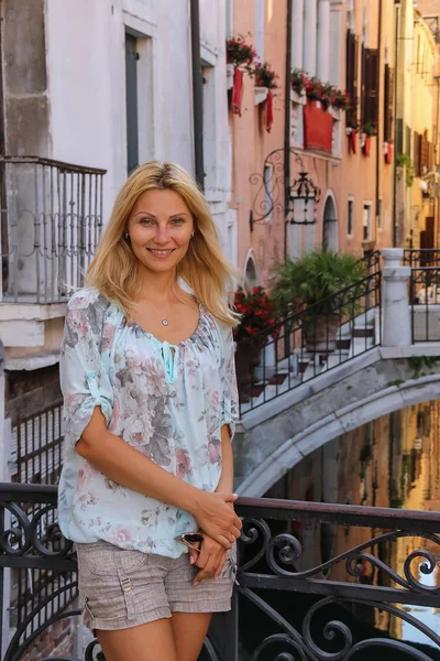 Vacker kvinna med långa blonda hår i Venedig, Italien — Stockfoto