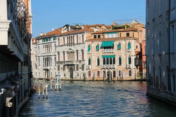 Famosas calles de agua del centro histórico de Venecia, Italia — Foto de Stock