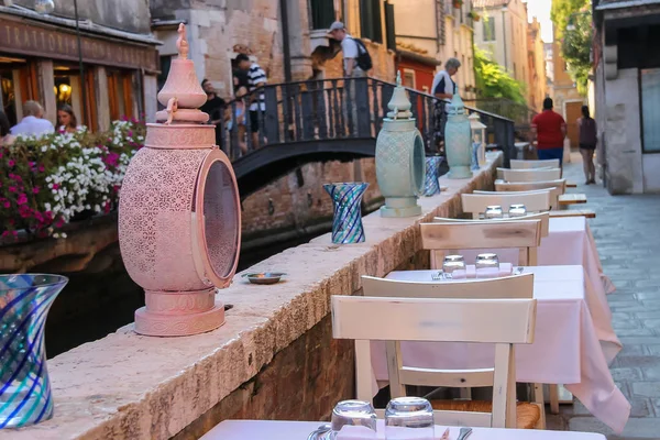 イタリア、ヴェネツィアの歴史的中心部の通りのカフェ — ストック写真