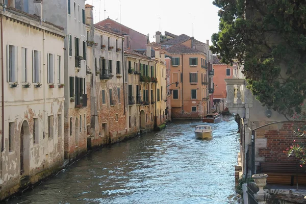 Famosas calles de agua del centro histórico de Venecia, Italia —  Fotos de Stock