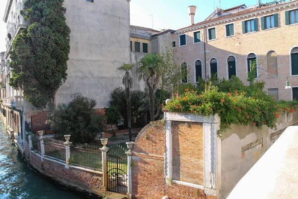 Casas antiguas con patio acogedor en Venecia, Italia — Foto de Stock