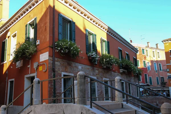 Malowniczy dom z kwiatami w zabytkowym centrum Wenecji, Ita — Zdjęcie stockowe