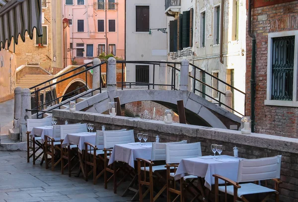 Pouliční kavárna v historickém centru Benátek, Itálie — Stock fotografie