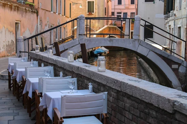 Street cafe in historic centre of Venice, Italy — Stock Photo, Image