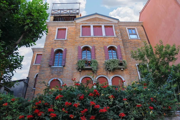 Pintoresca casa con flores en el centro histórico de Venecia, Ita —  Fotos de Stock