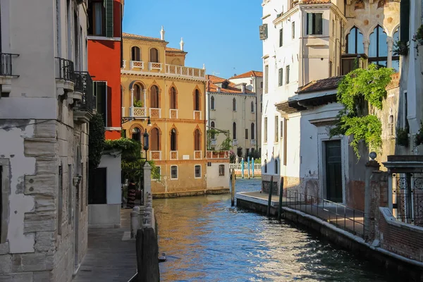 Berömda vatten gatorna i historiska centrum av Venedig, Italien — Stockfoto