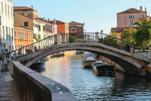 Turisti a piedi su famose vie d'acqua del centro storico di V — Foto Stock