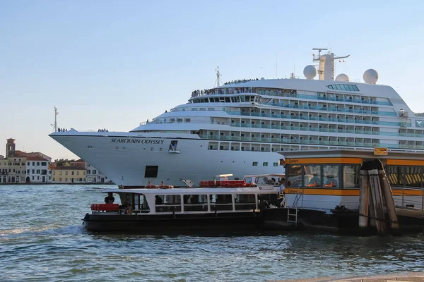 Seabourn Odyssey statek wycieczkowy z pasażerami w Wenecji, I — Zdjęcie stockowe