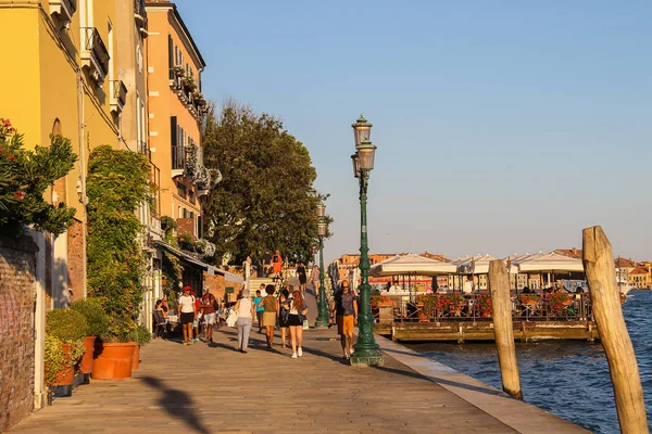 Turister som gick på gatan i Venedig, Italien — Stockfoto