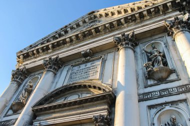 Santa Maria del Rosario kilise cephe üzerinde eski heykeller (