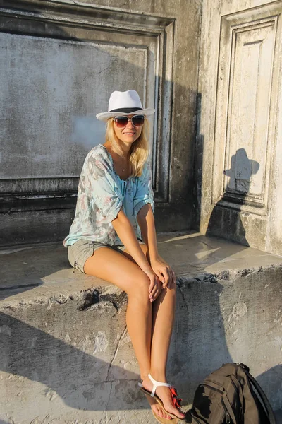 Pretty woman in white hat in Venice, Italy — Stock Photo, Image