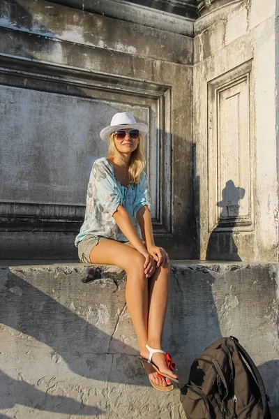 Pretty woman in white hat in Venice, Italy — Stock Photo, Image