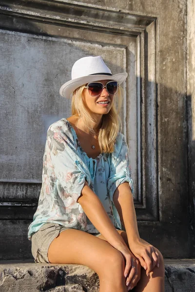 Mulher bonita de chapéu branco em Veneza, Itália — Fotografia de Stock