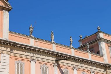 Vali Sarayı Piacenza, İtalya cephesinde antika heykeller