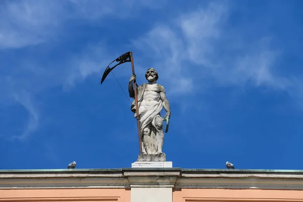 Statue antique sur la façade du Palais du Gouverneur à Piacenza, Italie — Photo