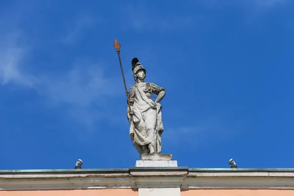 Statue antique sur la façade du Palais du Gouverneur à Piacenza, Italie — Photo