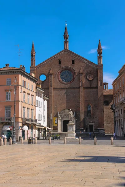 San Francesco Church en standbeeld van Gian Domenico Romagnosi in Pi — Stockfoto