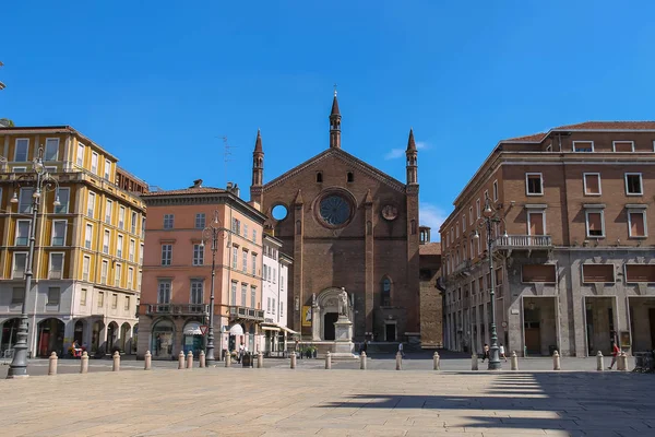 Iglesia de San Francesco y estatua de Gian Domenico Romagnosi en Pi — Foto de Stock